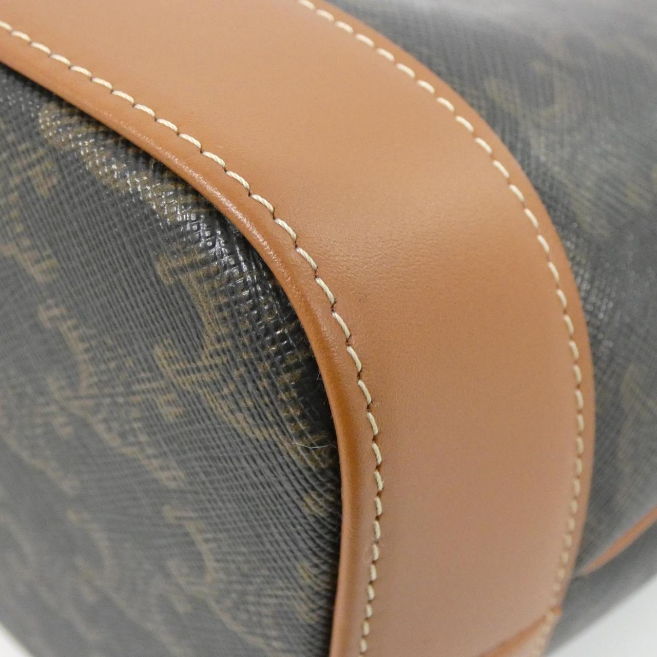 セリーヌ トリオンフ 写真3