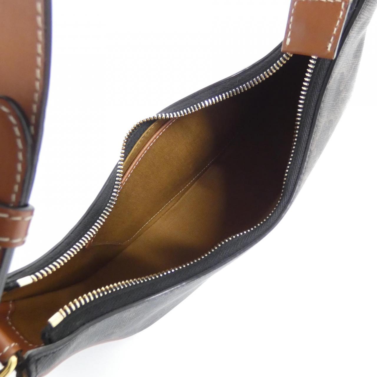 セリーヌ トリオンフ 写真5